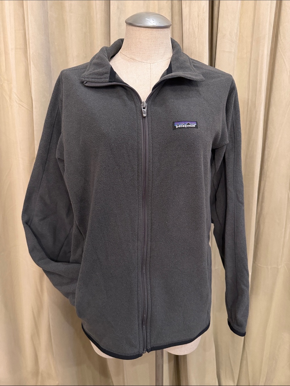 Patagonia men’s M Full-Zip Fleece Jacket - Charcoal Gray pockets